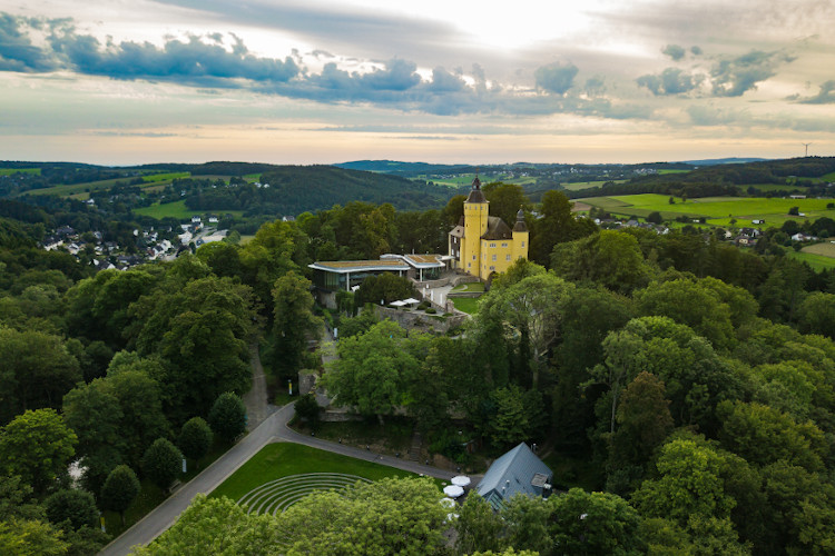 Jan Schneckenhaus<sup>©</sup>